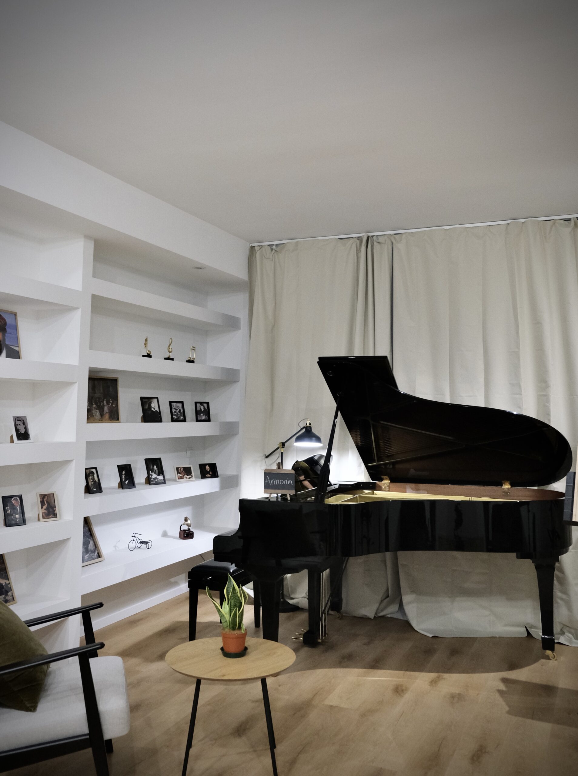 sala con pianoforte a coda